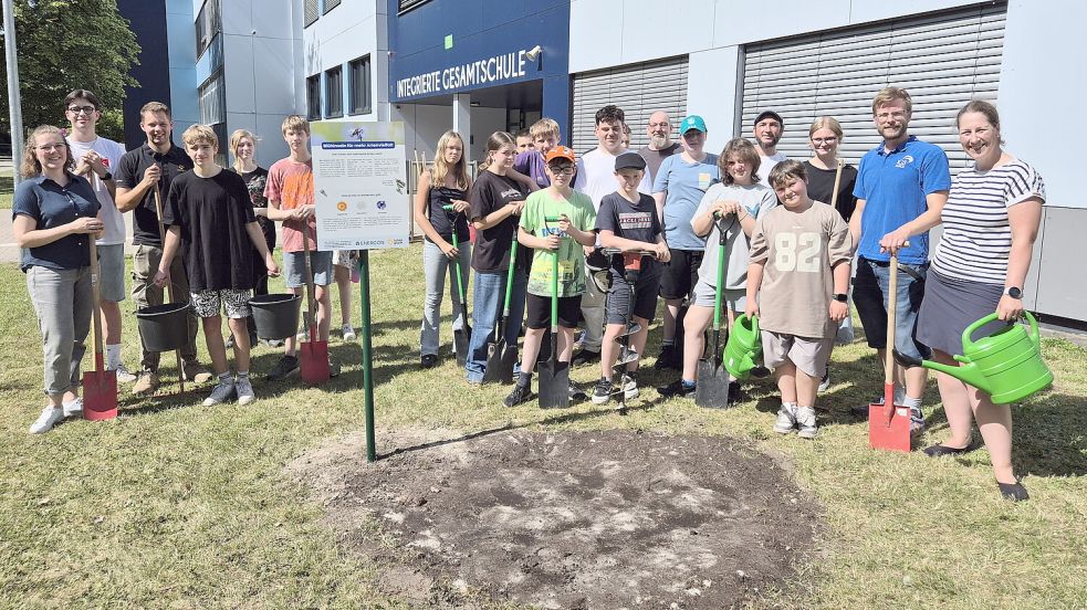 Auf dem Schulhof der IGS Aurich wurden kurz vor den Ferien von Siebtklässlern Blühinseln angelegt. Zustande kam das Projekt über eine Klimatalerspende des Auricher Windkraftkonzerns Enercon. Foto: Karin Böhmer