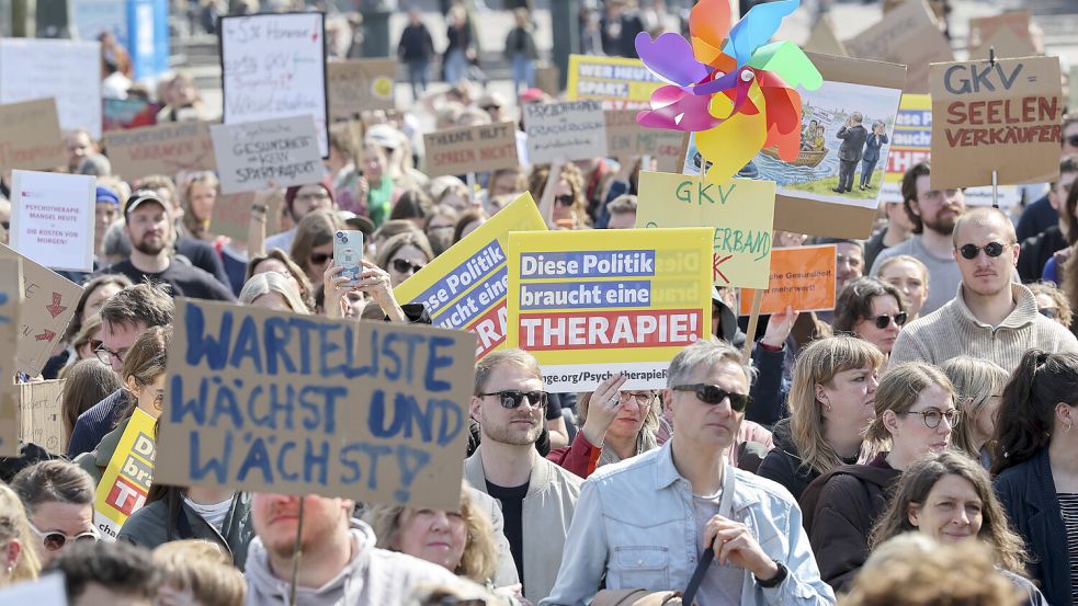 Vor dem Bundestag wird gegen die geplanten Änderungen bei der Vergütung psychotherapeutischer Leistungen demonstriert. Foto: Christian Charisius/dpa