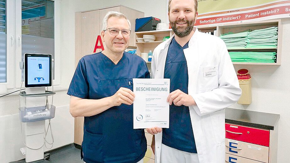 Das Zertifikat nahmen Peter Ochmann (Oberarzt Unfall- und Wiederherstellungschirurgie) und Dr. Benjamin Meyknecht (Chefarzt Unfall- und Wiederherstellungschirurgie) entgegen. Foto: Borromäus Hospital Leer