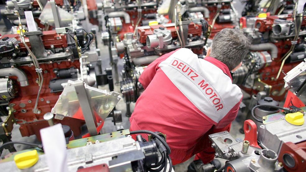 Ein Deutz-Mitarbeiter in der Kölner Motorenproduktion. (Archivbild) Foto: Rolf Vennenbernd/dpa