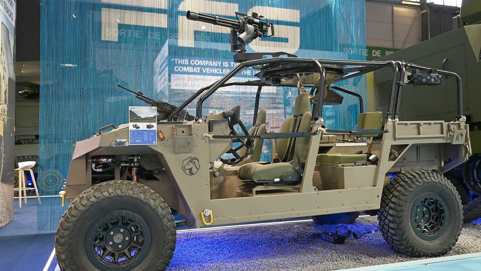 FFG-Messestand bei der Waffenmesse Eurosatory im Juni, hier ist ein Militärjeep zu sehen. (Archivbild) Foto: Wolf von Dewitz/dpa