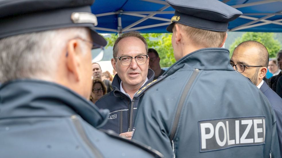 Wenige Tage nach seinem Amtsantritt besuchte Bundesinnenminister Alexander Dobrindt (CSU) die Grenze im bayerischen Kiefersfelden. (Archivfoto) Foto: Peter Kneffel