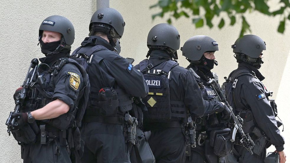 Schwerbewaffnete Polizisten waren am Mittwoch Welfen-Gymnasium in Schongau im Einsatz. Foto: Lennart Preiss/dpa