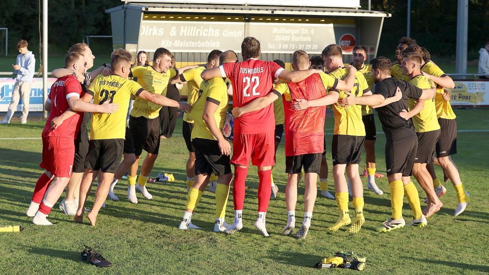 Die Freude war bei den Middelsern nach Spielschluss groß, die dank eines späten Eigentores eines Esensers ins Viertelfinale beim Ostfriesland-Cup einzogen. Foto: Wilfried Gronewold