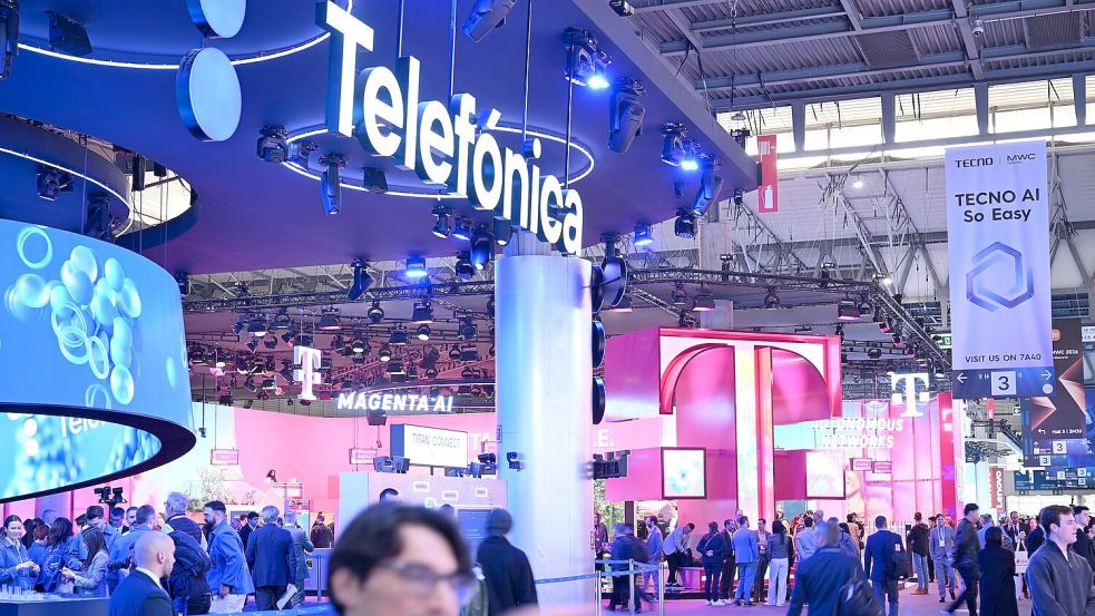 Der Messestand des spanischen Mutterkonzerns Telefónica beim Mobile World Congress (MWC) in Barcelona, direkt neben dem Messestand der Deutschen Telekom. Foto: Wolf von Dewitz/dpa