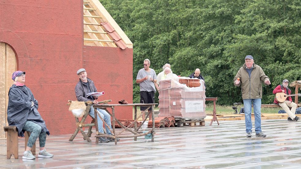 Während der Klostertage probte das Theaterensemble unter der Leitung von Regisseur René Schack noch ohne Kostüme. Foto: Werner Jürgens