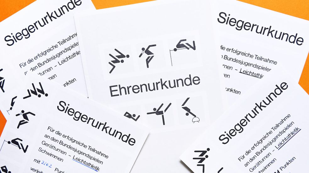 Belohnung oder Abschreckung? Grundschüler der dritten und vierten Klassen können bei den Bundesjugendspielen künftig wieder die Ehren- und Siegerurkunden ergattern. Foto: IMAGO / Christian Ohde