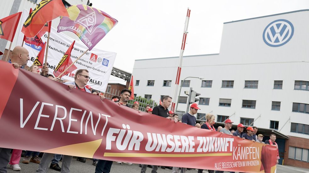 Proteste im Vorfeld der Aufsichtsratssitzung vor dem Osnabrücker Werk. Foto: dpa/ David Ebener