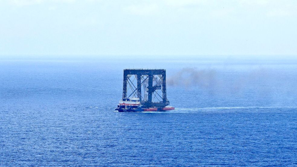 Auf dem Meer wird eine Stufe der neuen Rakete „Langer Marsch 10B“ aufgefangen. Foto: Xing Guangli/XinHua/dpa