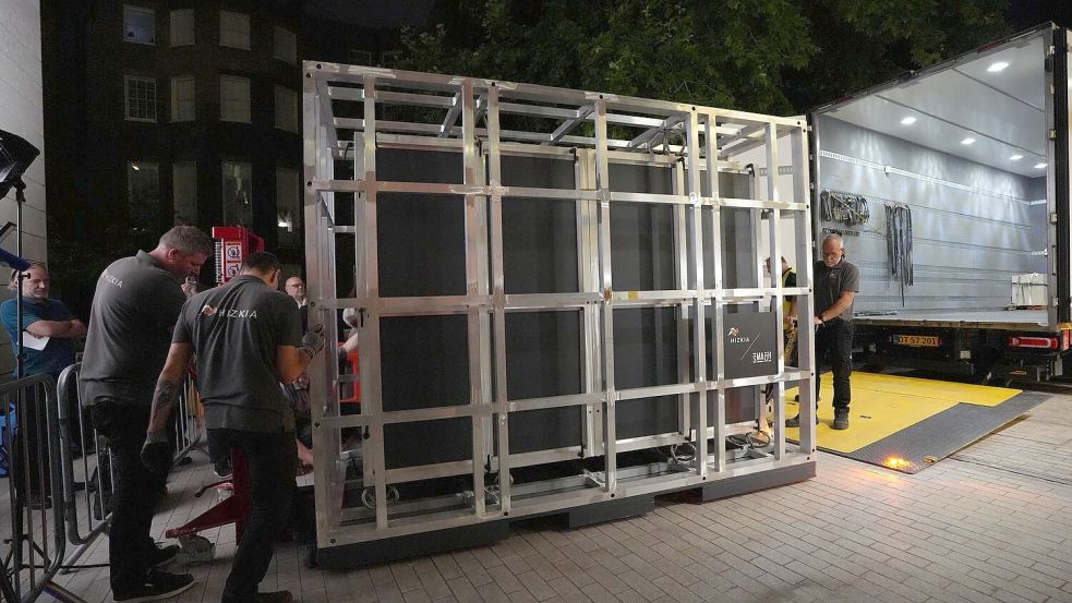 In einer Art Metallverkleidung wurde der fragile Teppich transportiert. Foto: Kwiyeon Ha