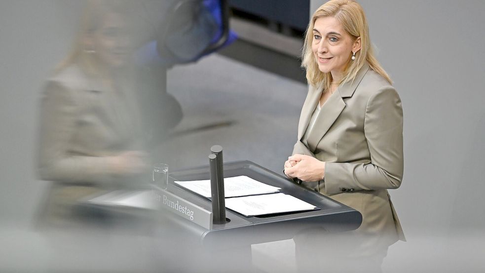 Ministerin Nina Warken (CDU) warb für das Spargesetz. Foto: Elisa Schu