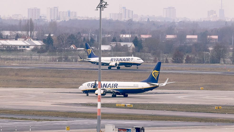 Bei einem Ryanair-Flug brach unterwegs eine Scheibe, Passagieren zufolge geriet ein Passagier in Not. (Illustration) Foto: Jörg Carstensen