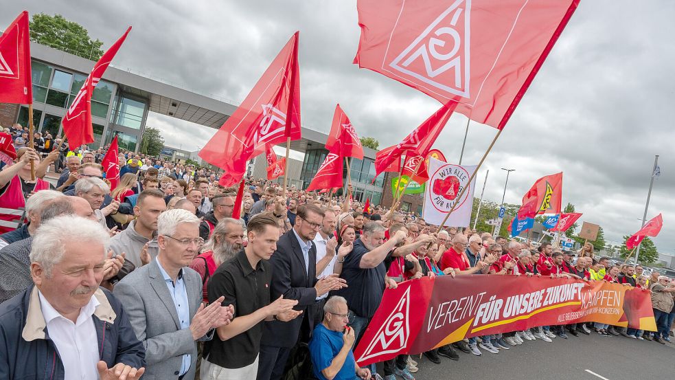 Lautstarke Unterstützung für VW Emden: (von links) Rico Mecklenburg, Präsident der Ostfriesischen Landschaft, Matthias Groote (SPD), Landrat des Kreises Leer, Siemen Boorgaarden, VW-Betriebsrat, und Tim Kruithoff, Oberbürgermeister von Emden – sowie hunderte VW-Werker. Foto: Klaus Ortgies