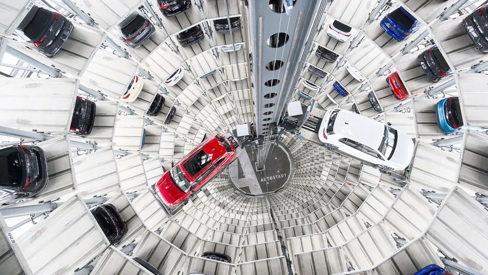 Die Auslieferungen von VW schwächeln. (Archivbild) Foto: Julian Stratenschulte