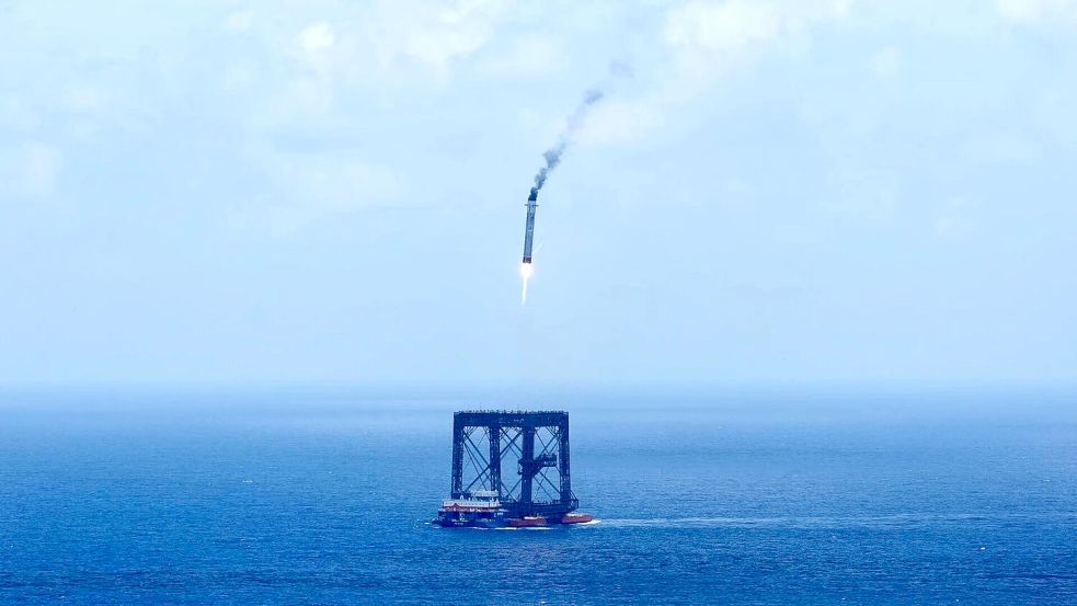 Auf dem Meer wird eine Stufe der neuen Rakete „Langer Marsch 10B“ aufgefangen. Foto: Xing Guangli/XinHua/dpa