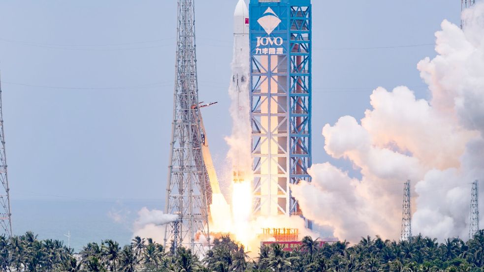 Die Trägerrakete startete vom Weltraumbahnhof und brachte einen Satelliten ins All. Foto: Yang Guanyu/XinHua/dpa