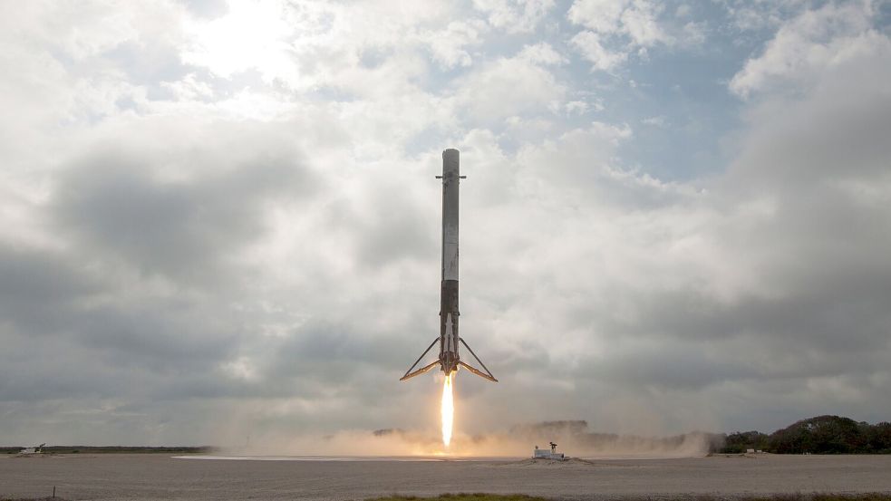 Stufen von „Falcon 9“-Trägerraketen können schon seit Jahren sicher landen. (Archivbild) Foto: Spacex