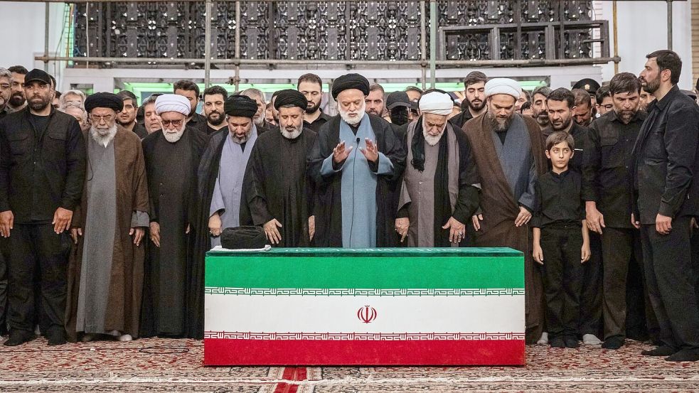 Mehr als vier Monate nach seiner Tötung ist Irans früherer oberster Führer Ajatollah Ali Chamenei beerdigt worden. Foto: Uncredited