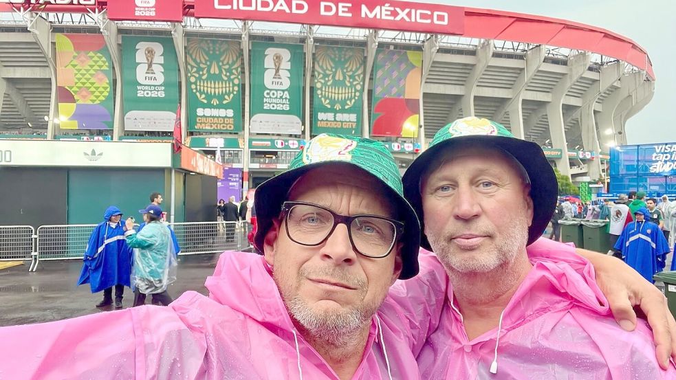 In pinkfarbenen Regencapes präsentierten sich die Auricher Arne Lehne (links) und Udo Klaassen vor dem Aztekenstadion in Mexiko-Stadt vor dem Spiel zwischen Mexiko und England. Foto: privat