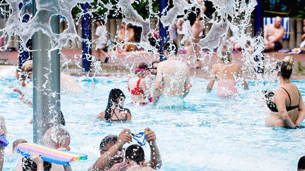 Die beste Abkühlung bei Hitzegraden: Freibad-Besuch. (Archivbild) Foto: Carsten Koall/dpa