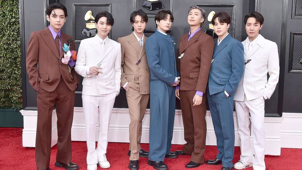 Erfolg vor der Wehrdienstpause: Die Band BTS kommt zu den 64th Annual Grammy Awards im Jahr 2022. (Archivfoto) Foto: Jordan Strauss/Invision/AP/dpa