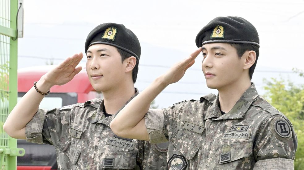BTS-Mitglieder RM (l) und V wurden gemeinsam aus dem südkoreanischen Militärdienst entlassen. (Archivfoto) Foto: -/kyodo/dpa