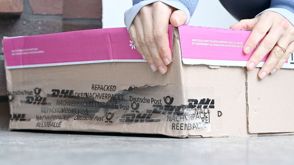 Da ging etwas schief: Ein aufgerissenes Paket vor einer Haustür. (Archivbild) Foto: Wolf von Dewitz/dpa