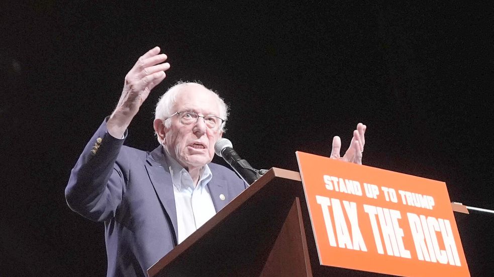 Der US-Politiker Bernie Sanders bei einer Rede in New York. Auf dem Schild vor ihm steht „Besteuert die Reichen“. Foto: IMAGO/Anadolu Agency 2026/Selcuk Acar