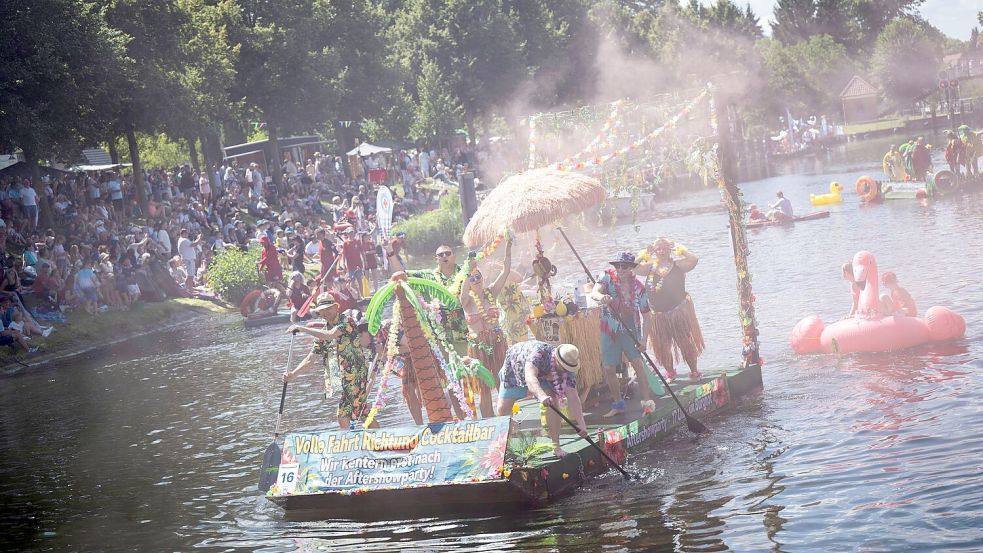 Die Teilnehmerinnen und Teilnehmer der traditionellen Badewannenrallye stellten sich sowohl der Wertung der Besucher als auch einer Jury. Foto: Philip Dulian