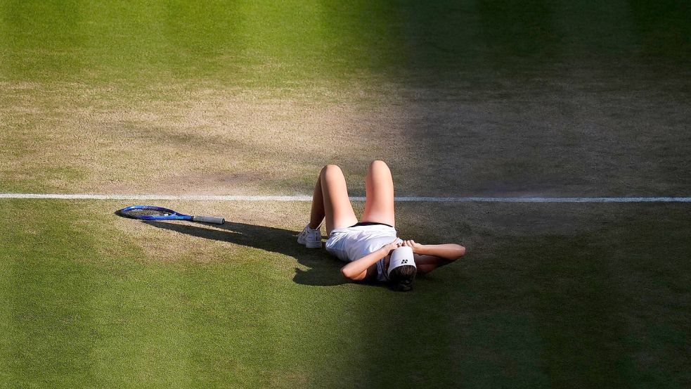 Linda Noskova feiert den größten Erfolg ihrer Tennis-Karriere. Foto: John Walton