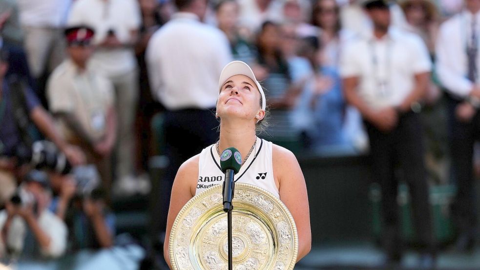 Linda Noskova kürt sich erstmals zur Wimbledon-Siegerin. Foto: Kin Cheung