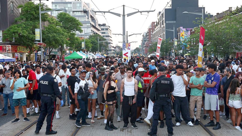 Die Menschen feierten auf der Straße. Foto: Keito Newman