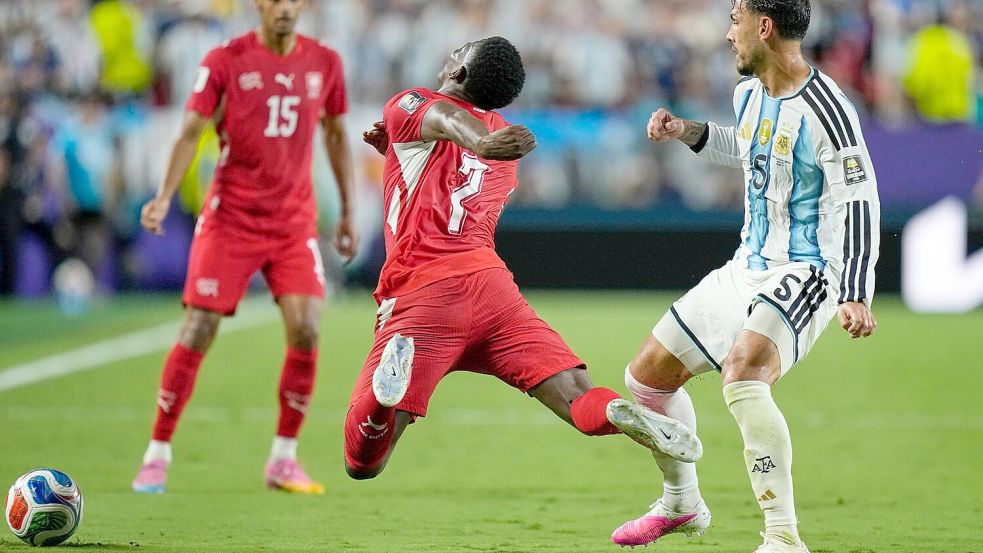 Diese Szene hat mit Breel Embolo (l) und Leandro Paredes hat vermutlich das Spiel entschieden. Foto: Ashley Landis