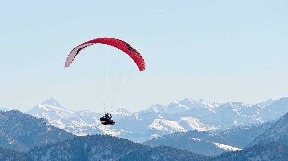 Gleitschirmfliegen ist besonders im Sommer ein beliebter Sport. (Symboldbild) Foto: Tobias Hase