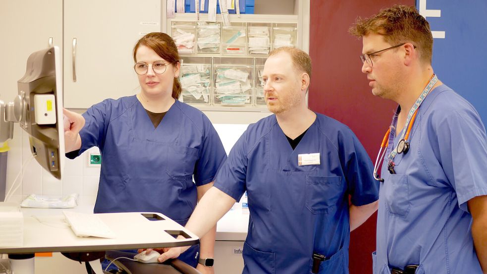 Krankenhausapothekerin Claudia Janssen und Krankenhausapotheker Sven Friedrichs (Mitte) besprechen die Medikation von Patienten mit dem Chefarzt des Interdisziplinären Notfallzentrums, Dr. Alexander Dinse-Lambracht. Foto: Trägergesellschaft