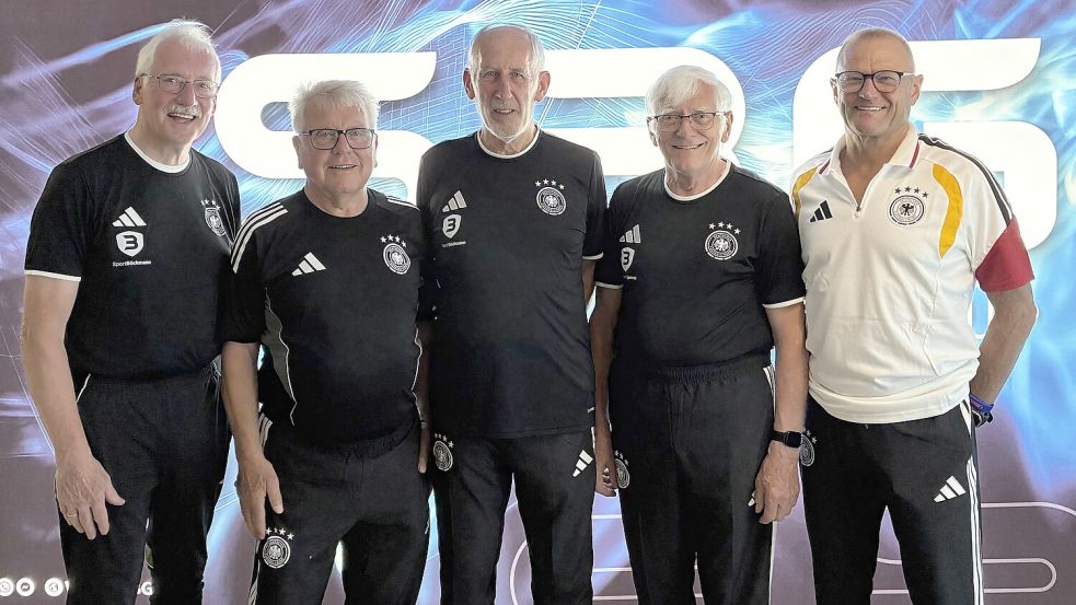 Detlev Schoone (von links) und Franz Krieger vom Orgateam, die Spieler Johann de Wall und Alfred Meyer und Trainer Ü70 Stefan Stuckenberg. Foto: privat