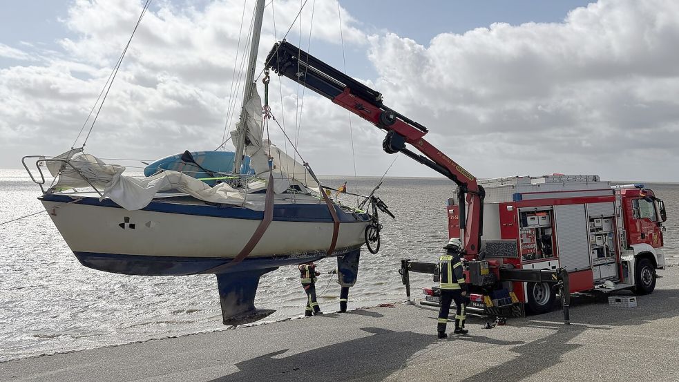 Die Feuerwehr hat in der Krummhörn einem Mann geholfen, der mit seinem Segelboot in Not geraten war. Foto: Feuerwehr