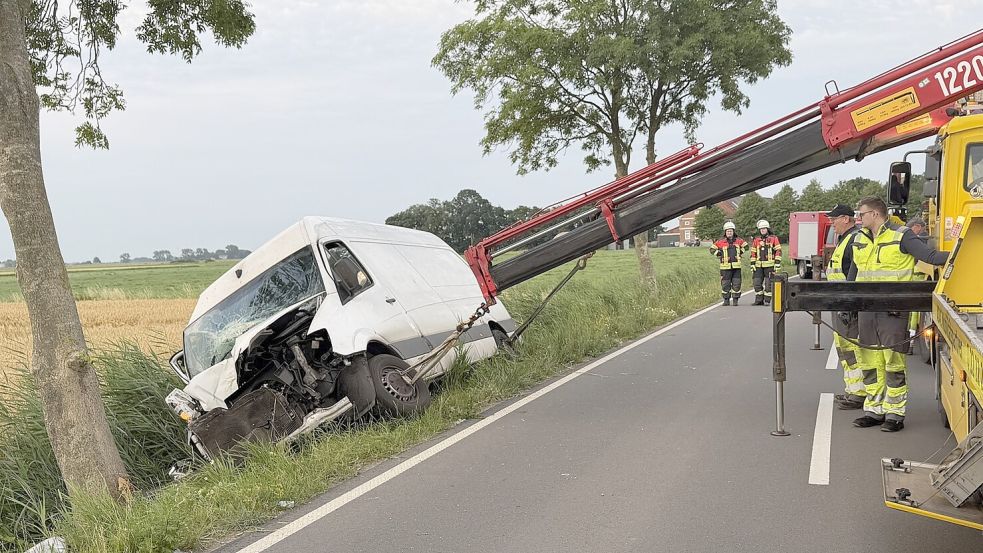 Auf der Schoonorther Straße in der Gemeinde Krummhörn hat sich am frühen Dienstagmorgen ein Verkehrsunfall ereignet. Foto: Feuerwehr