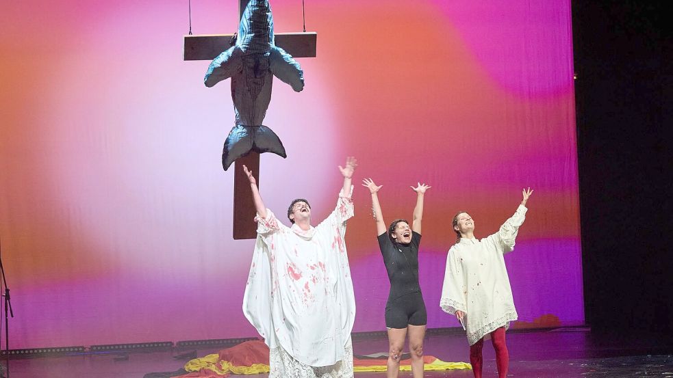 Aus dem langen Sterben des Buckelwals ist ein Theaterstück geworden. Foto: Georg Wendt