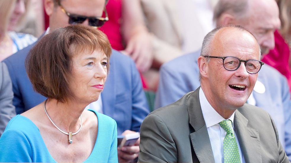 Bundeskanzler Friedrich Merz und seine Frau schauten sich das Finale aus der ersten Reihe in der Roxal Box an. Foto: Mike Egerton