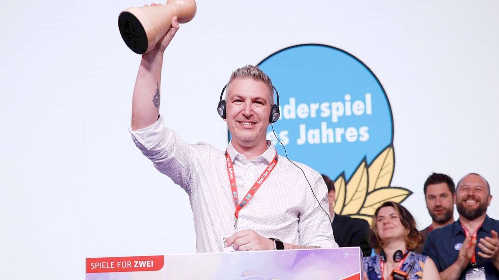 Spiele-Autor Florian Sirieix erhielt die Auszeichnung in der Kategorie „Kinderspiel des Jahres 2026“ für „Die Insel der Mookies“. Foto: Carsten Koall/dpa