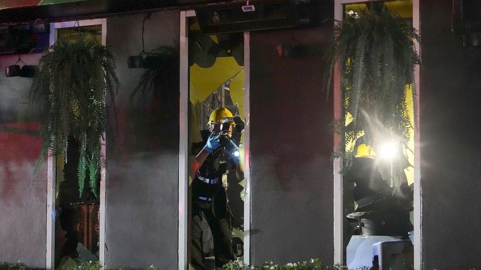 Die Feuerwehr hat den Brand inzwischen unter Kontrolle. Foto: Sakchai Lalit/AP/dpa