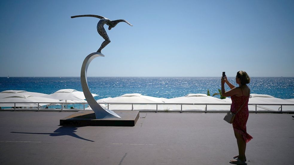 Eine Skulptur erinnert an der Strandpromenade von Nizza an die Opfer des Anschlags vom 14. Juli 2016. (Archivbild) Foto: Daniel Cole/AP/dpa