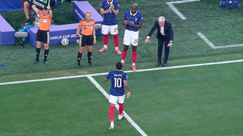 Zum Verneigen: Deschamps mit Kylian Mbappé. (Archivbild) Foto: Petr David Josek