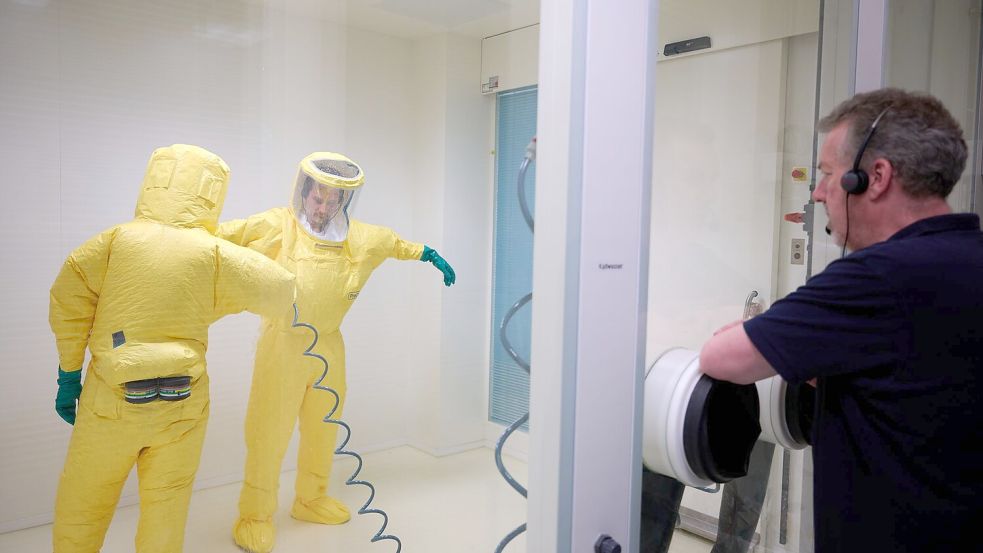 Mit einer Säure duschen sich die Fachkräfte nach dem Besuch eines Patientenzimmers ab. (Archivbild) Foto: Bernd Thissen