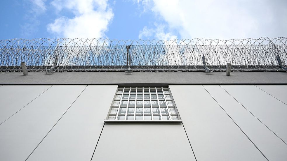 Haftentschädigung gibt es unter anderem, wenn eine Verurteilung später aufgehoben wird. (Symbolbild) Foto: Elisa Schu