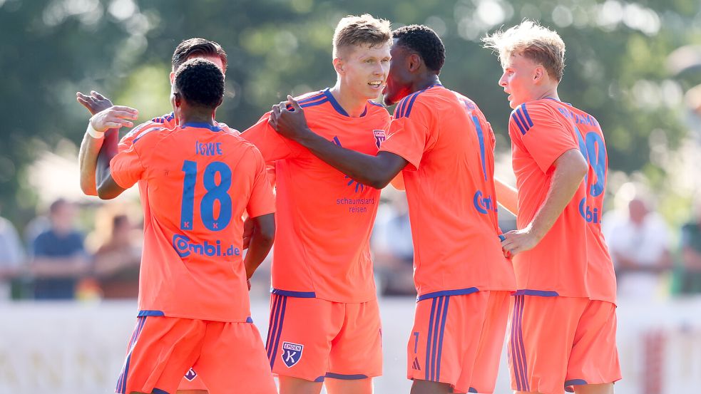Kickers-Stürmer Luc Ihorst (Mitte) und seine Teamkollegen spielen am Dienstagabend beim VfL Oythe. Foto: Jens Doden/Emden