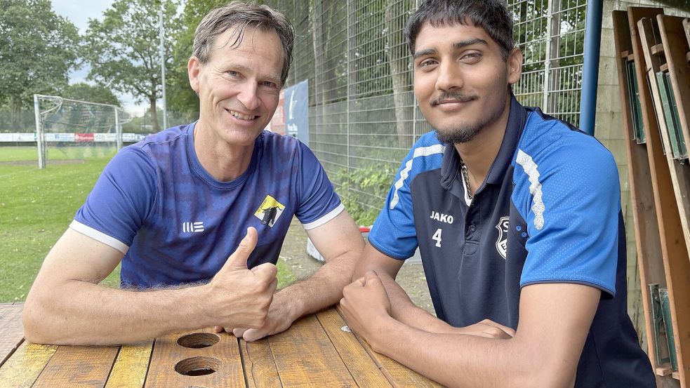 Martin Monnerjahn, Vorsitzender der SG Egels-Popens, freut sich für Hardamanpreet Singh. Der junge Fußballer aus Indien kommt sportlich und beruflich in Ostfriesland voran. Zugleich ein Wermutstropfen für die SG. Foto: Wolf-Rüdiger Saathoff