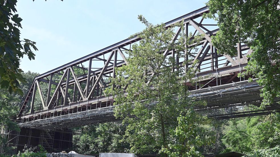 Wegen einer maroden Bahnbrücke über die Wupper ist der Zugverkehr zwischen Köln und Wuppertal weiterhin eingeschränkt. Foto: Federico Gambarini/dpa