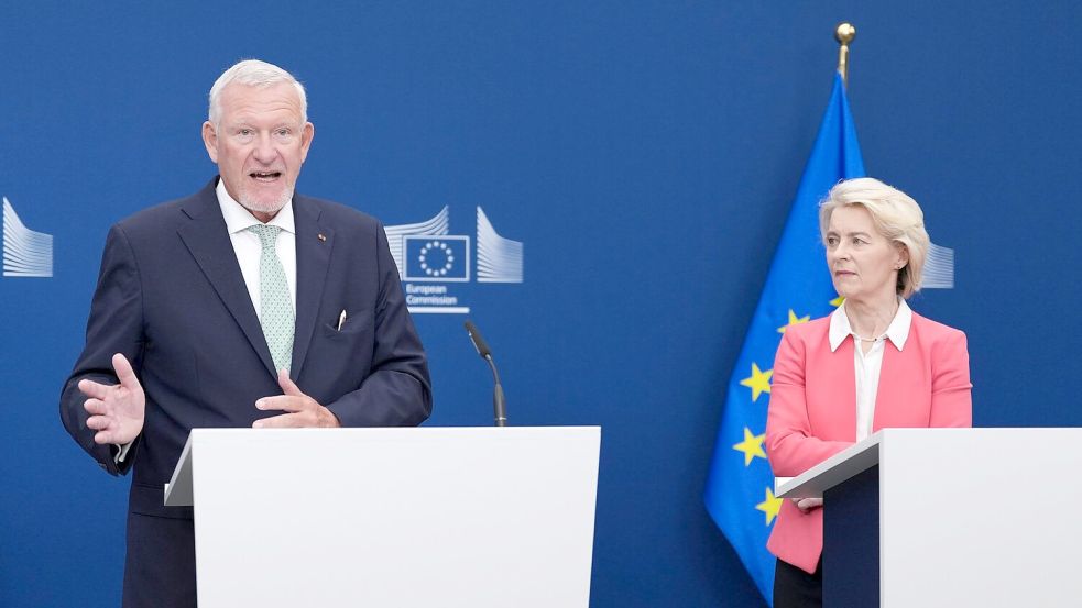 Der deutsche Forscher Jörg Fegert ist Mitautor des EU-Berichts und übergab ihn an Ursula von der Leyen. Foto: Marius Burgelman